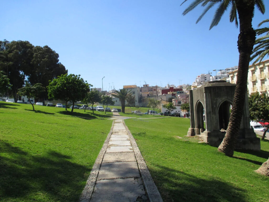 Le Jardin de la Mendoubia tient son nom du bâtiment qu'il entoure et qui n'est autre que le tribunal de commerce.