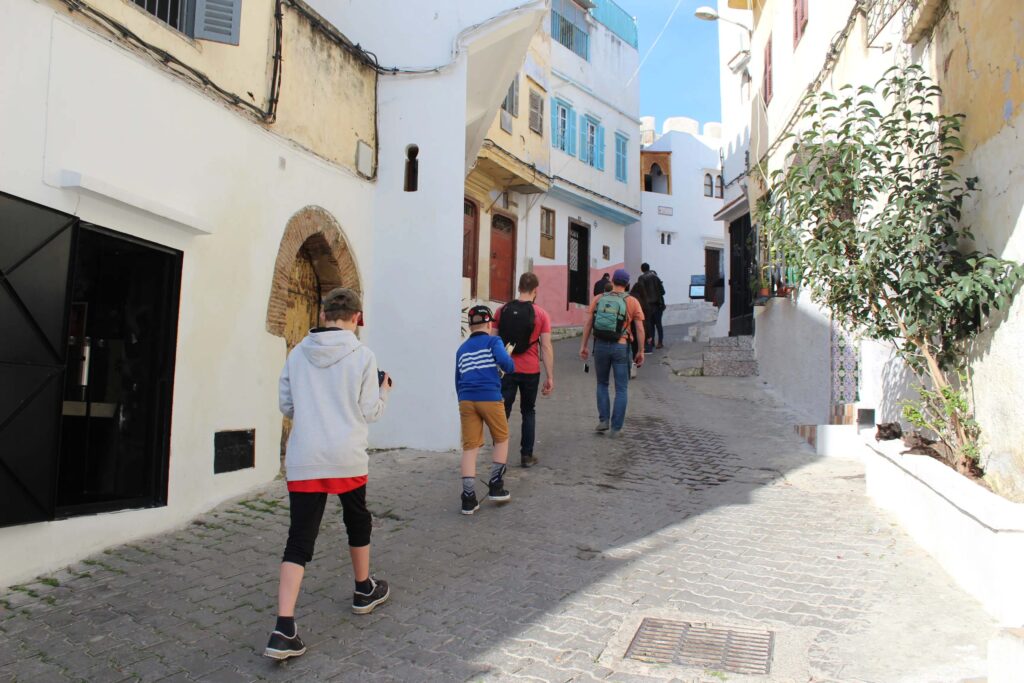 Tanger, située à l’entrée du détroit de Gibraltar, est une ville très vivante et un grand port international