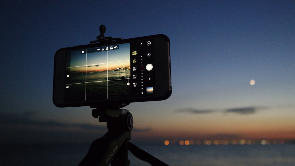 On utilise un trépied soit pour assurer le cadrage soigné d'une photographie, soit parce que le temps de pose est trop long pour obtenir une image sans effet de « bougé ».