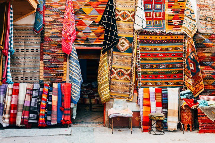 Le Maroc est célèbre pour son artisanat, en particulier pour ses tapis et textiles